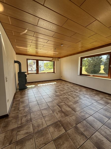 Großzügige 5-Zimmer-Splitlevel-Wohnung mit 153 m², Balkon, Garten und Kaminofen